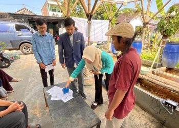 Tim UMS menerapkan sistem monitoring kualitas air berbasis IoT di Sanjaya Aquatic, Grogol, Kabupaten Sukoharjo. Foto: Ist.