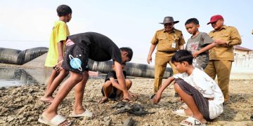 Bangkai ikan sapu-sapu di Bendung Karet Sungai Juana, Kabupaten Pati. Foto: Ist.