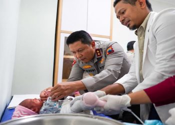 Kapolda Jateng Irjen Pol Ribut Hari Wibowo mengunjungi pasien Clubfoot atau CTEV di RS Bhayangkara Tk II Prof Awaloeddin Djamin, Kota Semarang, Kamis (10/9/2026). Foto: Ist.