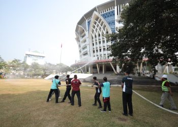Pelatihan penggunaan pompa pemadam api (hydrant) di halaman Gedung Induk Siti Walidah, Sabtu (12/9/2026). Foto: Ist.