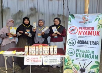 Mahasiswa UMS mengembangkan CITROGUARD 3in1, produk berbahan alami sebagai alternatif pengusir nyamuk. Foto: Ist.