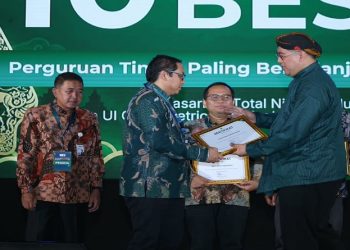 UNS meraih penghargaan sebagai perguruan tinggi paling berkelanjutan kelima di Indonesia tahun 2026. Penghargaan diterima oleh Wakil Rektor Bidang Perencanaan, Kerja Sama, Internasionalisasi, dan Informasi UNS, Prof. Irwan Trinugroho, S.E., M.Sc., Ph.D dalam Pengumuman dan Penganugerahan UI GreenMetric Sustainable University Rankings Indonesia 2026 di UGM, Yogyakarta, Selasa (15/9/2026). Foto: Ist.