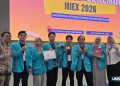 Mahasiswa Pendidikan Geografi UMS meraih dua gold medal pada ajang Indonesia International Invention Expo 2026 di Politeknik Negeri Semarang, Kamis (3/9/2026). Foto: Ist.