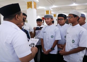 Puluhan santri Ma'had Tahfidzul Quran Isy Karima IMTAQ Shighor Program Khusus Kabupaten Karanganyar saat belajar kepemimpinan ke Wakil Gubernur Taj Yasin Maemoen di Wisma Perdamaian Semarang pada Rabu, 16 September 2026. Foto: Ist.