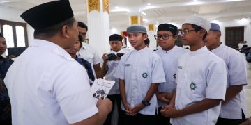 Puluhan santri Ma'had Tahfidzul Quran Isy Karima IMTAQ Shighor Program Khusus Kabupaten Karanganyar saat belajar kepemimpinan ke Wakil Gubernur Taj Yasin Maemoen di Wisma Perdamaian Semarang pada Rabu, 16 September 2026. Foto: Ist.