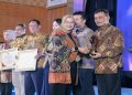 Gubernur Ahmad Luthfi saat menerima penghargaan dari Kementerian Investasi dan Hilirisasi sebagai provinsi dengan layanan investasi terbaik di Indonesia dalam ajang ALI 2026. Foto: Ist.