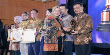 Gubernur Ahmad Luthfi saat menerima penghargaan dari Kementerian Investasi dan Hilirisasi sebagai provinsi dengan layanan investasi terbaik di Indonesia dalam ajang ALI 2026. Foto: Ist.