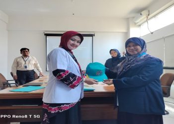 Penyerahan topi UMS kepada mahasiswa baru PPDS Kedokteran Keluarga dan Layanan Primer FK UMS. Foto: Ist.
