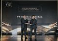 Eric Winarta, Chief Corporate Officer & Investor Relations, Blibli menerima penghargaan Fortune 100 sebagai pengakuan atas strategi usaha berkelanjutan dan relevansi Blibli di pasar Indonesia. Foto: Ist.