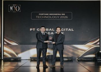 Eric Winarta, Chief Corporate Officer & Investor Relations, Blibli menerima penghargaan Fortune 100 sebagai pengakuan atas strategi usaha berkelanjutan dan relevansi Blibli di pasar Indonesia. Foto: Ist.