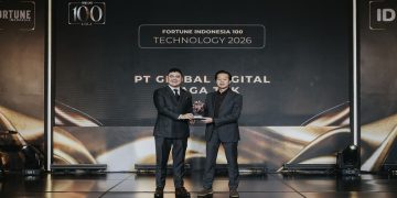 Eric Winarta, Chief Corporate Officer & Investor Relations, Blibli menerima penghargaan Fortune 100 sebagai pengakuan atas strategi usaha berkelanjutan dan relevansi Blibli di pasar Indonesia. Foto: Ist.