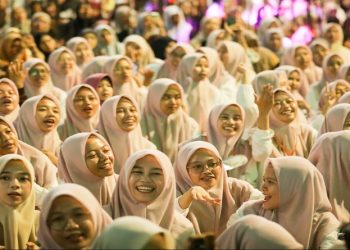 Ribuan kafilah MTQ dan warga Jawa Tengah berkumpul di halaman Masjid Agung Semarang, Jumat malam, 18 September 2026. Foto: Ist.