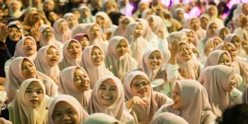 Ribuan kafilah MTQ dan warga Jawa Tengah berkumpul di halaman Masjid Agung Semarang, Jumat malam, 18 September 2026. Foto: Ist.