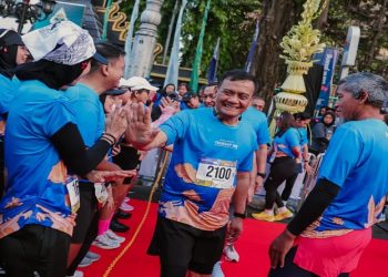Gubernur Jawa Tengah, Ahmad Luthfi turut meramaikan Bank Jateng Friendship Run di Kota Semarang, Minggu, 20 September 2026. Foto: Ist.