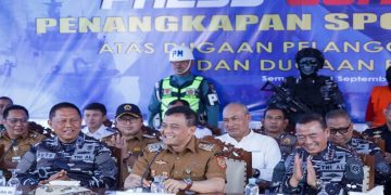 Gubernur Jawa Tengah Ahmad Luthfi menghadiri konferensi pers di Markas Komando Pangkalan TNI Angkatan Laut Semarang, Senin, 21 September 2026. Foto: Ist.