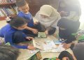 Anak-anak mempraktikkan penggunaan AR-Magic Book. Foto: Ist.