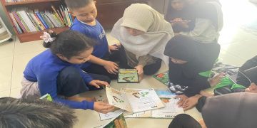 Anak-anak mempraktikkan penggunaan AR-Magic Book. Foto: Ist.