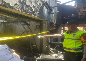 Polisi saat olah TKP kebakaran di Pasar Klitikan Notoharjo, Kelurahan Mojo, Kecamatan Pasar Kliwon, Kota Solo, Selasa (22/9/2026). Foto: Ist.