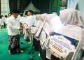 Gubernur Ahmad Luthfi menyerahkan apresiasi dan hadiah kepada kafilah Jawa Tengah yang berlaga dalam MTQ Nasional XXXI Tahun 2026. Foto: Ist.