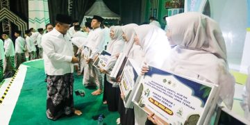 Gubernur Ahmad Luthfi menyerahkan apresiasi dan hadiah kepada kafilah Jawa Tengah yang berlaga dalam MTQ Nasional XXXI Tahun 2026. Foto: Ist.