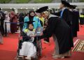 Marcela Amanda Sakhi menggunakan kursi roda saat mengikuti wisuda UMS di Edutorium K.H. Ahmad Dahlan, Jumat (25/9/2026). Foto: Ist.