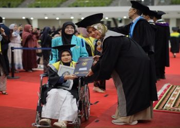 Marcela Amanda Sakhi menggunakan kursi roda saat mengikuti wisuda UMS di Edutorium K.H. Ahmad Dahlan, Jumat (25/9/2026). Foto: Ist.