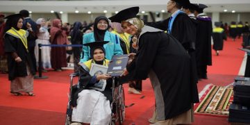 Marcela Amanda Sakhi menggunakan kursi roda saat mengikuti wisuda UMS di Edutorium K.H. Ahmad Dahlan, Jumat (25/9/2026). Foto: Ist.