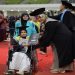 Marcela Amanda Sakhi menggunakan kursi roda saat mengikuti wisuda UMS di Edutorium K.H. Ahmad Dahlan, Jumat (25/9/2026). Foto: Ist.