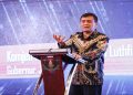 Gubernur Jawa Tengah, Ahmad Luthfi menerima penghargaan sebagai Kepala Daerah Penggagas Program Sekolah Kemitraan Pertama di Indonesia. Foto: Ist.
