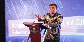 Gubernur Jawa Tengah, Ahmad Luthfi menerima penghargaan sebagai Kepala Daerah Penggagas Program Sekolah Kemitraan Pertama di Indonesia. Foto: Ist.