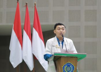 Isa Hanafi, Ftr saat orasi ilmiah di acara Sumpah Fisioterapis Angkatan X Tahun Akademik 2025/2026 FIK UMS, Minggu (27/9/2026). Foto: Ist.