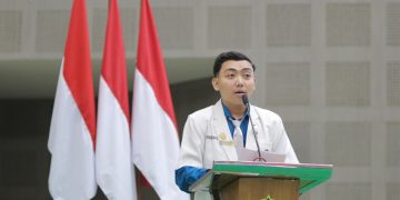 Isa Hanafi, Ftr saat orasi ilmiah di acara Sumpah Fisioterapis Angkatan X Tahun Akademik 2025/2026 FIK UMS, Minggu (27/9/2026). Foto: Ist.