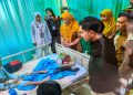 Wapres Gibran Rakabuming Raka bersama Gubernur Ahmad Luthfi  meninjau pasien diduga keracunan MBG di Kabupaten Batang, Senin, 28 September 2026. Foto: Ist.