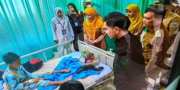 Wapres Gibran Rakabuming Raka bersama Gubernur Ahmad Luthfi  meninjau pasien diduga keracunan MBG di Kabupaten Batang, Senin, 28 September 2026. Foto: Ist.