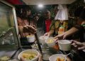 Dagangan PKL dan UMKM laris manis dibeli penonton yang menyaksikan nobar Timnas Indonesia di Halaman Kantor Gubernur Jawa Tengah, Senin malam, 28 September 2026. Foto: Ist.