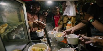 Dagangan PKL dan UMKM laris manis dibeli penonton yang menyaksikan nobar Timnas Indonesia di Halaman Kantor Gubernur Jawa Tengah, Senin malam, 28 September 2026. Foto: Ist.
