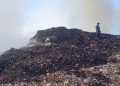 Petugas pemadam kebakaran saat berjibaku memadamkan api di TPA Putri Cempo Solo, Kamis (3/9/2026). Foto: Indospektrum.com