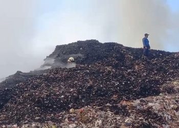 Petugas pemadam kebakaran saat berjibaku memadamkan api di TPA Putri Cempo Solo, Kamis (3/9/2026). Foto: Indospektrum.com