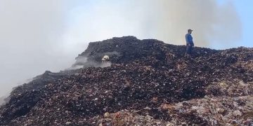 Petugas pemadam kebakaran saat berjibaku memadamkan api di TPA Putri Cempo Solo, Kamis (3/9/2026). Foto: Indospektrum.com