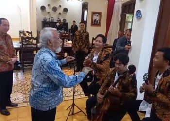 Perdana Menteri Timor Leste Xanana Gusmao menyanyikan lagu Bengawan Solo sembari menjadi dirijen musik keroncong saat berkunjung ke rumah Jokowi di Solo, Jumat (4/9/2026). Foto: Indospektrum.com