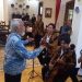 Perdana Menteri Timor Leste Xanana Gusmao menyanyikan lagu Bengawan Solo sembari menjadi dirijen musik keroncong saat berkunjung ke rumah Jokowi di Solo, Jumat (4/9/2026). Foto: Indospektrum.com