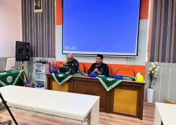 Pemaparan Materi dari Makro dan Mikro Ekonomi yang disampaikan oleh Prof. Sholahuddin, Guru Besar Kewirausahaan Islam FEB UMS dalam rangkaian penyambutan mahasiswa baru Pascasarjana UMS. Foto : Ist.