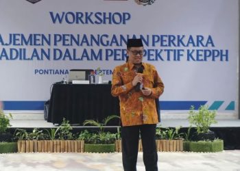 Guru Besar Program Studi Ilmu Hukum FHIP UMS, Prof Dr Aidul Fitriciada Azhari S.H M.Hum saat menjadi narasumber dalam Pelatihan/Workshop Manajemen Penanganan Perkara di Pengadilan dalam Perspektif Kode Etik dan Pedoman Perilaku Hakim (KEPPH) kerja sama KAS-JSLG-KY di Pontianak. Foto : Ist.