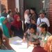 Tim PPK Ormawa HMP PTI UMS turut membantu mendistribusikan bantuan sosial pada warga Desa Seboto yang mengantre pembagian beras. Foto : Ist.