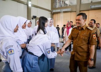 Gubernur Jawa Tengah Ahmad Luthfi datang langsung memberi dukungan untuk tim Jawa Tengah yang bertading di lokasi pelaksanaan MTQ Nasional XXXI. Foto : Ist.