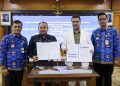 Komisaris Nusantara Petroleum and Petrochemical, Talal Ourfali bersama Gubernur Jateng Ahmad Luthfi saat penandatanganan kerja sama di Ruang Rapat lantai 2 Kantor Gubernur Jawa Tengah, Kamis (17/9/2026). Foto : Ist.