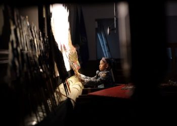 Dalang cilik, Aditya Ghandi, siswa MI Muhammadiyah Program Khusus (MIM PK) Kartasura mementaskan wayang kulit bertajuk Srikandi Krida. Foto : Ist.