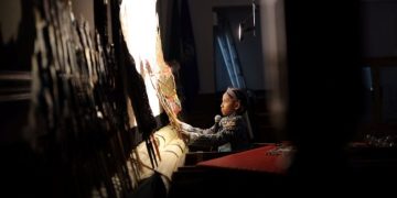 Dalang cilik, Aditya Ghandi, siswa MI Muhammadiyah Program Khusus (MIM PK) Kartasura mementaskan wayang kulit bertajuk Srikandi Krida. Foto : Ist.