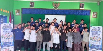 Mahasiswa PPG Informatika UMS kenalkan computational thinking lewat ular tangga edukatif di PAKYM. Foto : Ist.