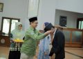 Penyematan tanda peserta oleh Dr Mutohharun Jinan M.Ag dalam agenda pembukaan MAPSI SMA Kabupaten Sukoharjo 2026. Foto : Ist.